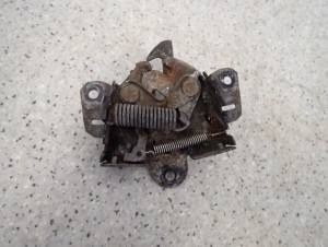 MITSUBISHI COLT 04-08 ZAMEK MASKI POKRYWY SILNIKA 7/9 MINIATURA