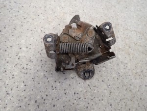 MITSUBISHI COLT 04-08 ZAMEK MASKI POKRYWY SILNIKA 8/9 MINIATURA