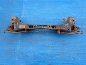 HYUNDAI I30 KIA CEED 07-12 BELKA ZAWIESZENIA TYŁ WAHACZE 1/9 MINIATURA