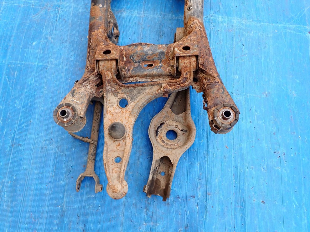 SUZUKI GRAND VITARA II 05- BELKA TYLNA Z WAHACZAMI 3/7