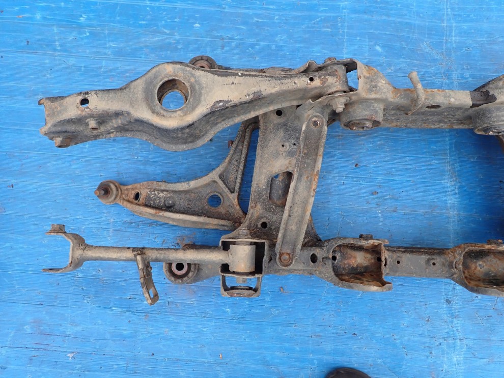 SUZUKI GRAND VITARA II 05- BELKA TYLNA Z WAHACZAMI 6/7