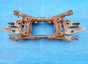 SUZUKI GRAND VITARA II 05- BELKA TYLNA Z WAHACZAMI 1/7 MINIATURA