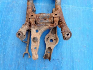 SUZUKI GRAND VITARA II 05- BELKA TYLNA Z WAHACZAMI 3/7 MINIATURA