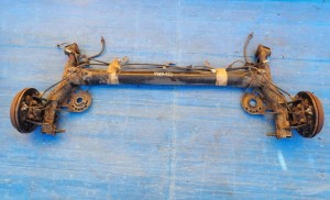 SUZUKI SWIFT MK7 10- BELKA ZAWIESZENIE TYŁ BĘBNY 1/10 MINIATURA