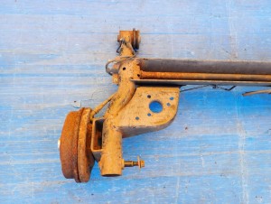 SUZUKI SWIFT 05-07 BELKA TYLNA ZAWIESZENIA 9/10 MINIATURA