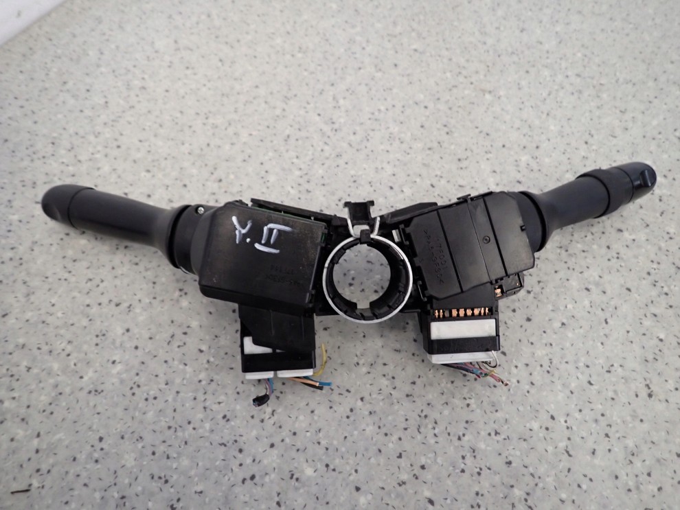 TOYOTA YARIS II 06-11 PRZEŁĄCZNIK ZESPOLONY ŚWIATEŁ WYCIERACZEK 5/6