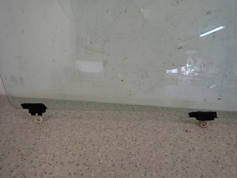 TOYOTA YARIS I 99-05 SZYBA DRZWI PRZEDNIA PRAWA 2/3