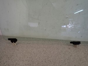 TOYOTA YARIS I 99-05 SZYBA DRZWI PRZEDNIA PRAWA 2/3 MINIATURA