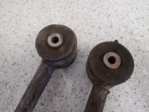 HYUNDAI TUCSON 04- WAHACZ TYŁ LEWY LUB PRAWY POPRZECZNY 2/4 MINIATURA