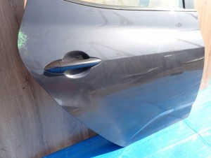 KIA VENGA 09- DRZWI TYLNE PRAWE BE 7/10 MINIATURA