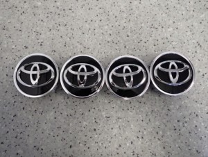 TOYOTA ORYGINAŁ KOŁPAKI KAPSEL ZAŚLEPKI NAKŁADKA DEKIELEK FELGI ALUMINIOWEJ