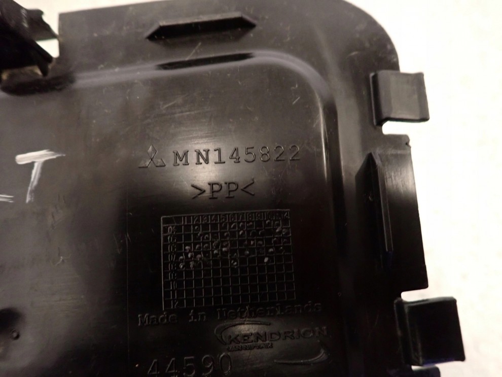 MITSUBISHI COLT CZ 03-09 ZAŚLEPKA NADKOLA PRZEDNIA PRAWA 3/4