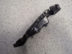 SUZUKI SPLASH 09-14 ŚLIZG ZDERZAKA PRZEDNI PRAWY 3/6 MINIATURA