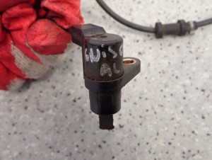 SUZUKI IGNIS 04-08 CZUJNIK ABSU TYLNY PRAWY 2WD 3/4 MINIATURA