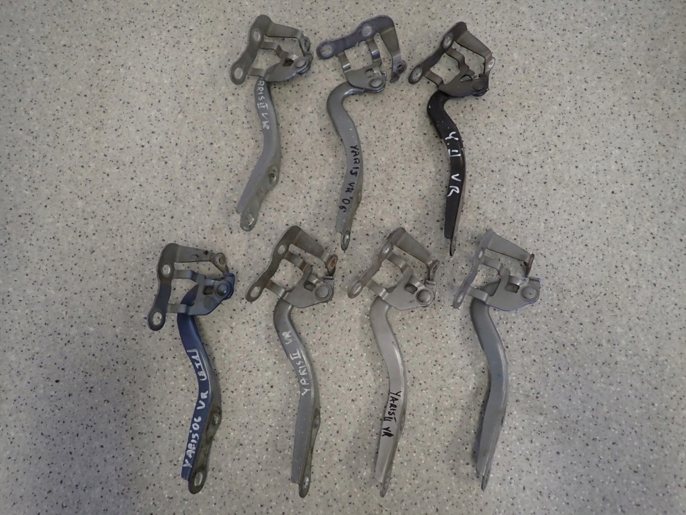 TOYOTA YARIS II 06-09 ZAWIAS MASKI PRAWY 1/3