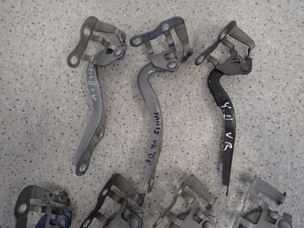 TOYOTA YARIS II 06-09 ZAWIAS MASKI PRAWY 2/3