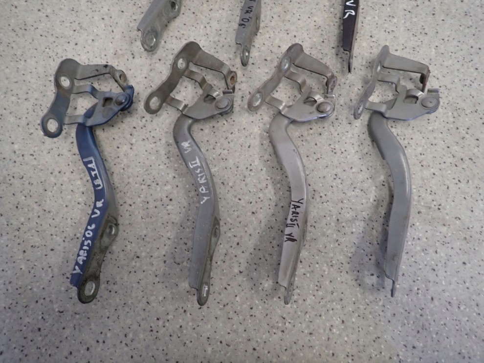 TOYOTA YARIS II 06-09 ZAWIAS MASKI PRAWY 3/3