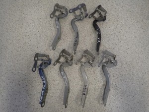 TOYOTA YARIS II 06-09 ZAWIAS MASKI PRAWY 1/3 MINIATURA