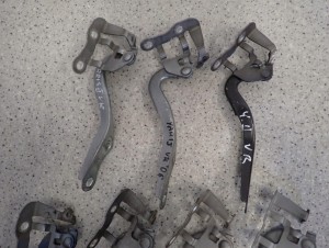 TOYOTA YARIS II 06-09 ZAWIAS MASKI PRAWY 2/3 MINIATURA