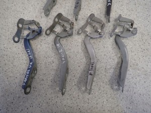 TOYOTA YARIS II 06-09 ZAWIAS MASKI PRAWY 3/3 MINIATURA