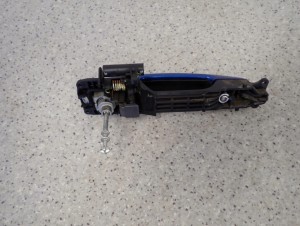 SUZUKI SX4 06-13 KLAMKA DRZWI PRZEDNIA LEWA 5/9 MINIATURA