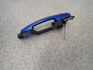 SUZUKI SX4 06-13 KLAMKA DRZWI PRZEDNIA LEWA 6/9 MINIATURA