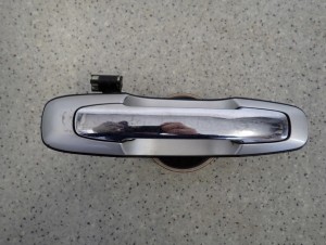 SUZUKI GRAND VITARA I XL7 99-05 KLAMKA ZEWNĘTRZNA TYLNA PRAWA 1/7 MINIATURA