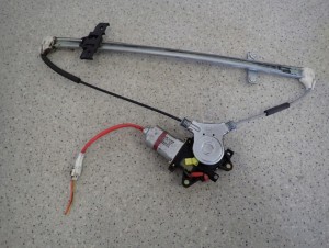 SUZUKI GRAND VITARA I XL7 99-05 PODNOŚNIK SZYBY TYLNY PRAWY 4/6 MINIATURA