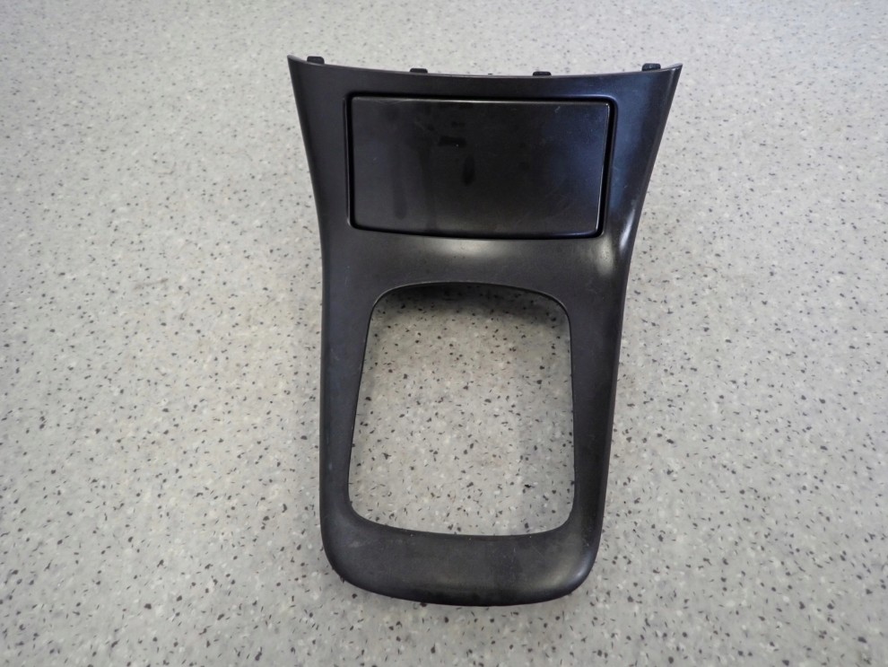 AVENSIS T25 03- SCHOWEK MIESZEK POPIELNICZKA ZAPALNICZKA 1/9