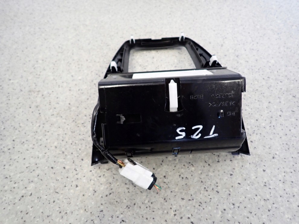 AVENSIS T25 03- SCHOWEK MIESZEK POPIELNICZKA ZAPALNICZKA 7/9