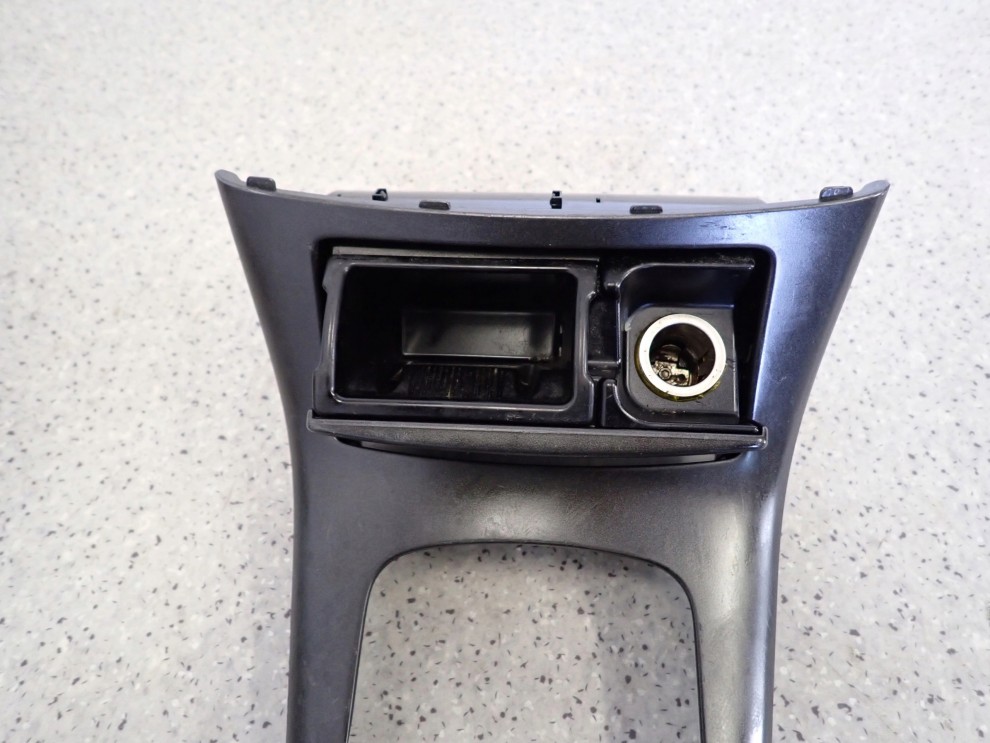 AVENSIS T25 03- SCHOWEK MIESZEK POPIELNICZKA ZAPALNICZKA 8/9