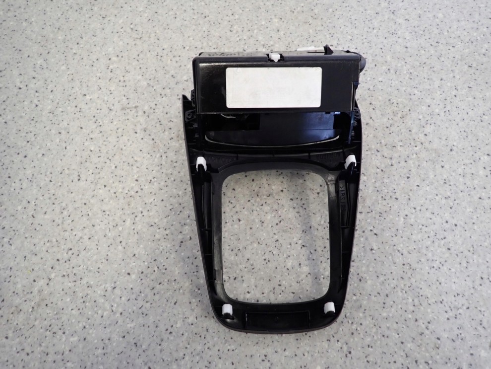 AVENSIS T25 03- SCHOWEK MIESZEK POPIELNICZKA ZAPALNICZKA 9/9