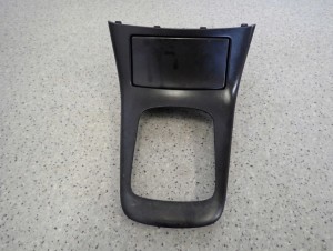 AVENSIS T25 03- SCHOWEK MIESZEK POPIELNICZKA ZAPALNICZKA