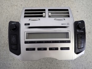 TOYOTA YARIS II 06-09 RADIO FABRYCZNE EUROPA 7/11 MINIATURA