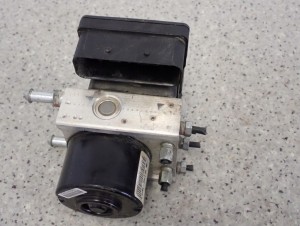 SUZUKI SPLASH 1.2i 08-14 POMPA ABS STEROWNIK 2/8 MINIATURA