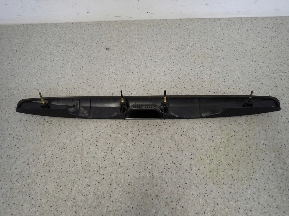 SUZUKI SX4 SEDICI 06-13 LISTWA KLAPY Z OTWOREM NA BĘBENEK 8/9