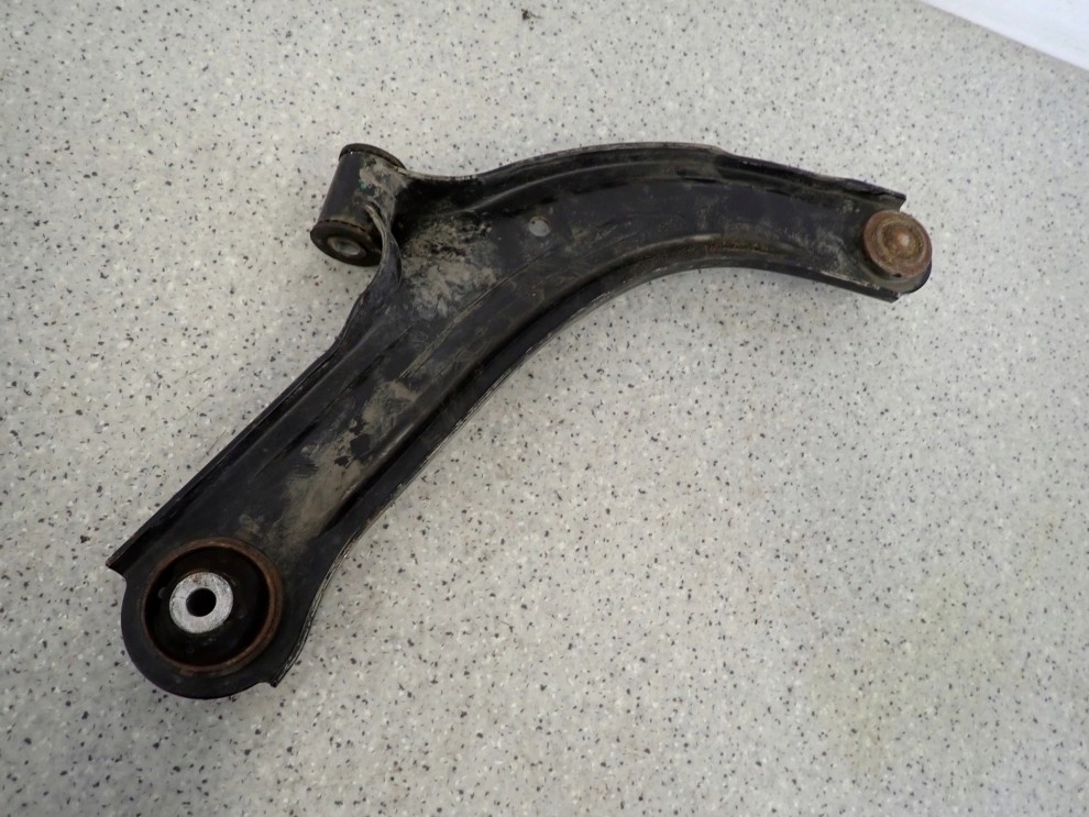 NISSAN MICRA K12 03-10 WAHACZ PRZEDNI LEWY 8/9