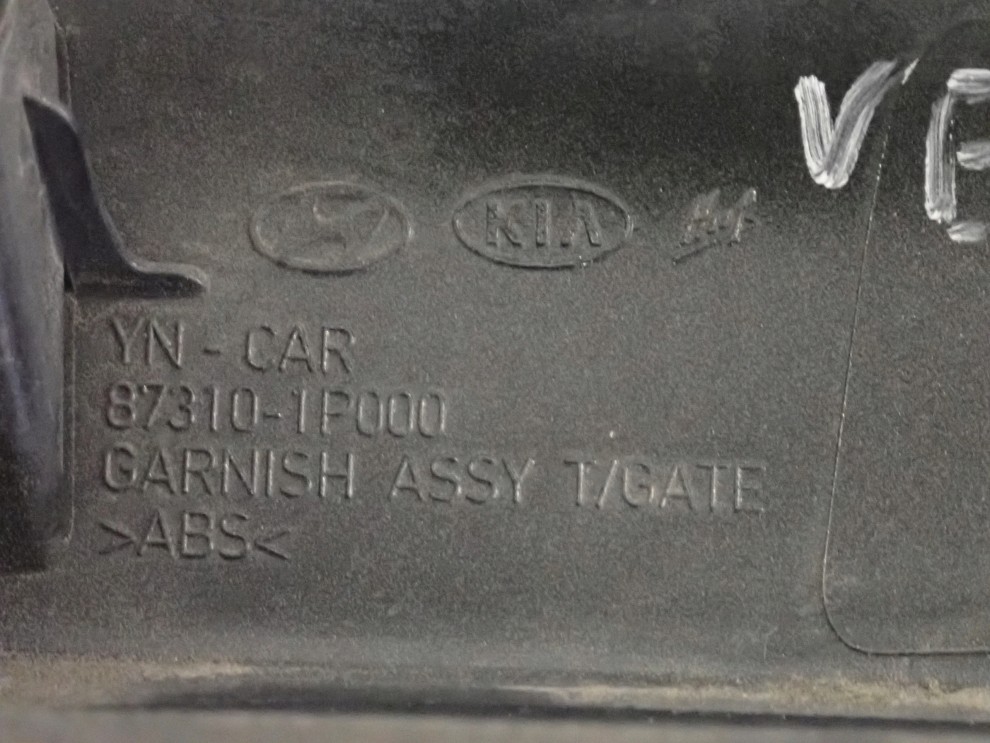 KIA VENGA 09- LISTWA KLAPY BAGAŻNIKA MIKROSTYK BE 12/12