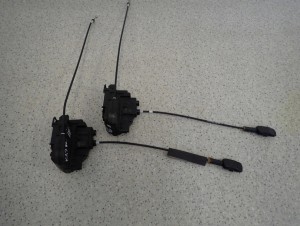 NISSAN MICRA K12 03-10 ZAMEK DRZWI TYLNY PRAWY 1/6 MINIATURA