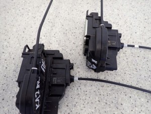 NISSAN MICRA K12 03-10 ZAMEK DRZWI TYLNY PRAWY 2/6 MINIATURA