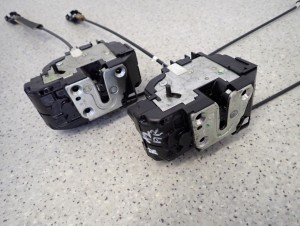 NISSAN MICRA K12 03-10 ZAMEK DRZWI TYLNY PRAWY 5/6 MINIATURA