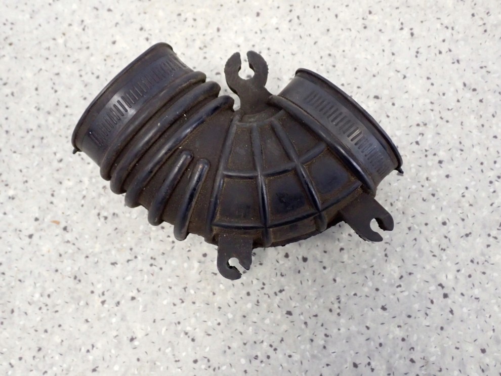 SUZUKI IGNIS II 1.3 1.5 BENZYNA 04-08 RURA DOLOTU POWIETRZA DO PRZEPUSTNICY 5/6