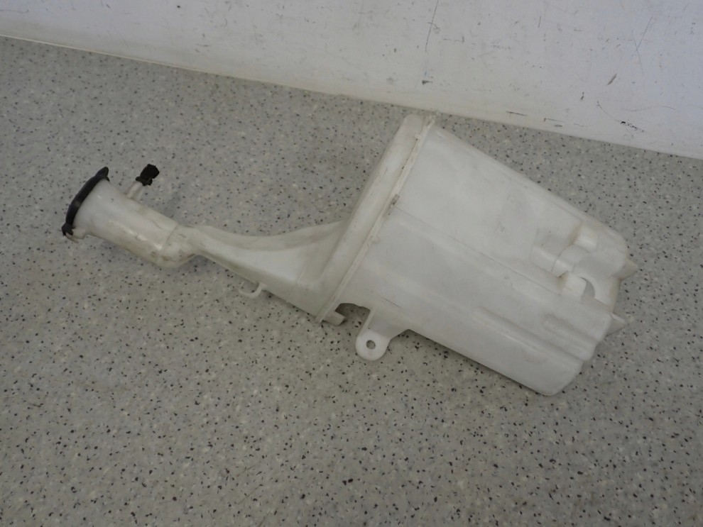 TOYOTA YARIS JP ZBIORNICZEK SPRYSKIWACZY SPRISKIWACZA 4/8