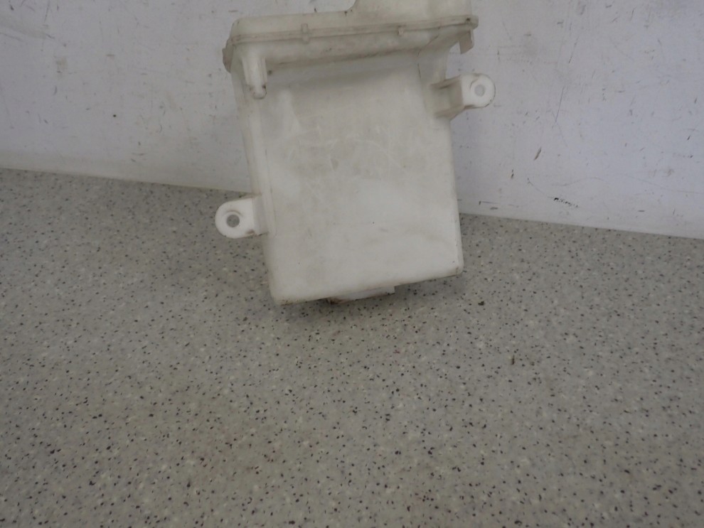 TOYOTA YARIS JP ZBIORNICZEK SPRYSKIWACZY SPRISKIWACZA 7/8