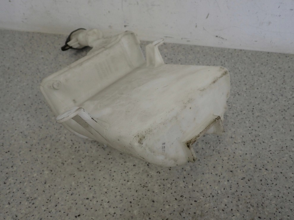 TOYOTA YARIS JP ZBIORNICZEK SPRYSKIWACZY SPRISKIWACZA 8/8