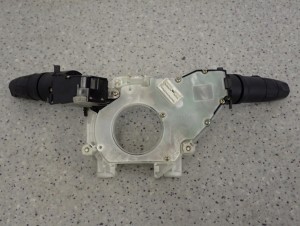 NISSAN MICRA K12 02-10 PRZEŁĄCZNIK POD KIEROWNICE ZESPOLONY BEZ HALOGENÓW 3/4 MINIATURA