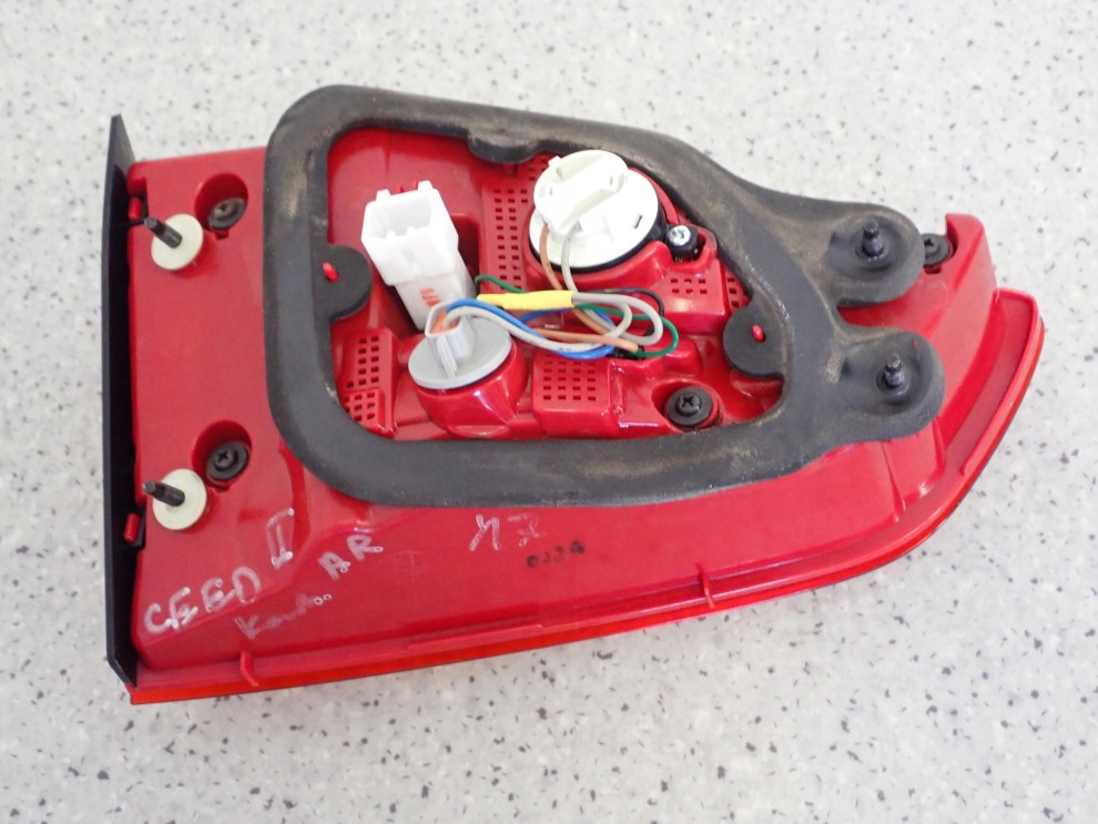 KIA CEED II KOMBI SPORT 17- LAMPA TYLNA PRAWA W KLAPĘ LIFT 4/5