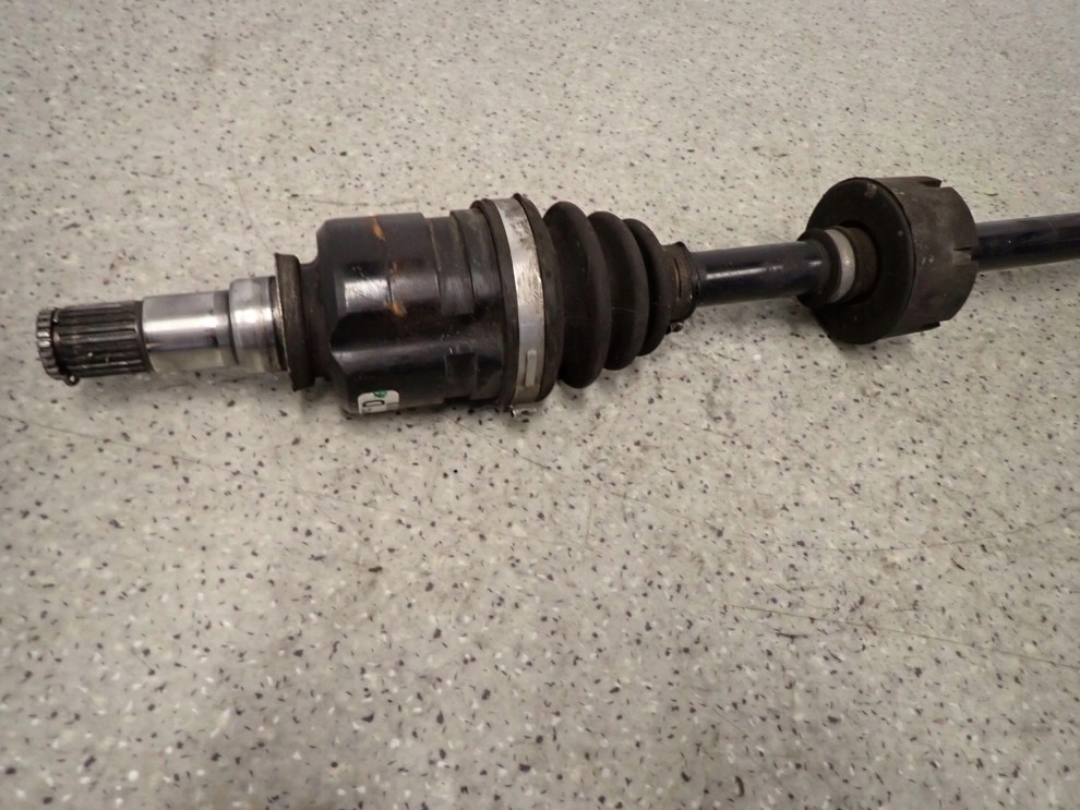 TOYOTA YARIS I BENZYNA 00-05 PÓŁOŚ PRAWA Z ABS 3/5