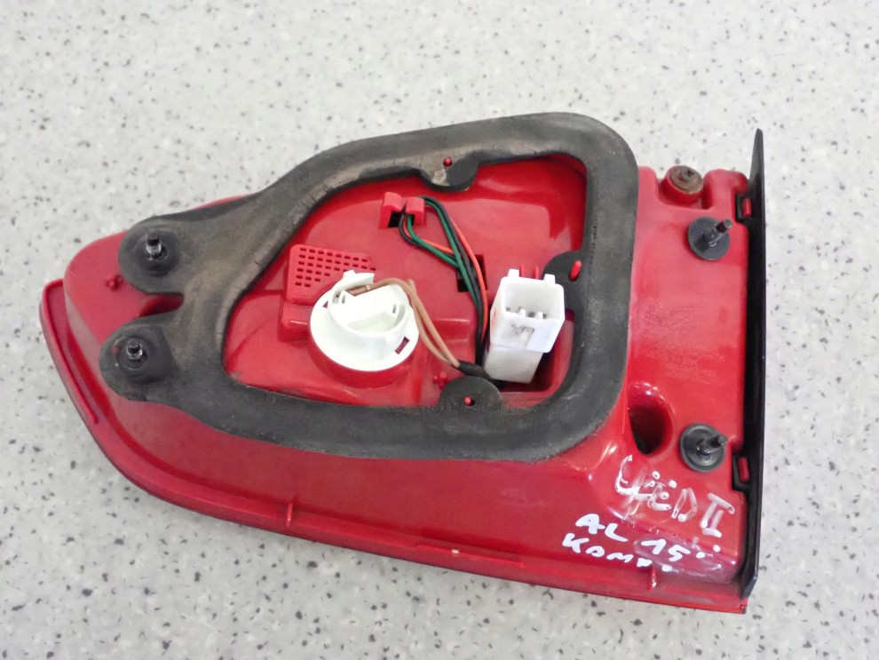 KIA CEED II KOMBI SW 12-17 LAMPA TYLNA LEWA W KLAPĘ 5/6