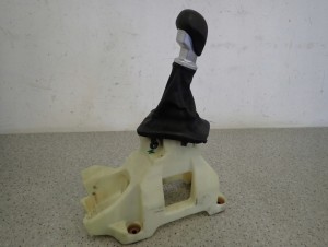 KIA VENGA 1.4 CRDI 09- DŹWIGNIA ZMIANY BIEGÓW GAŁKA